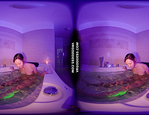 032226_bleika_masturbating_with_a_dildo_underwater_in_the_hot_tub_for_a_candle_lit_private_bath