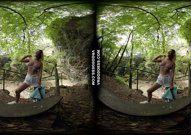 080525_eyla_moore_finger_masturbating_in_a_italian_forest