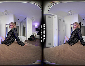 090725_eyla_moore_gets_herself_off_in_the_locker_room