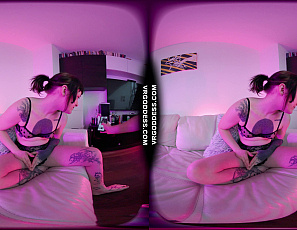 102925_brille_masturbating_herself_with_bananas