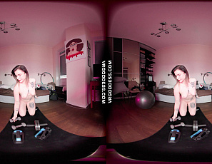 111825_melonie_getting_sweaty_working_out_naked