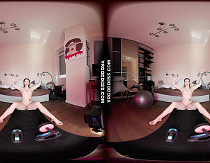 111825_melonie_getting_sweaty_working_out_naked