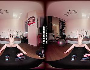 111825_melonie_getting_sweaty_working_out_naked