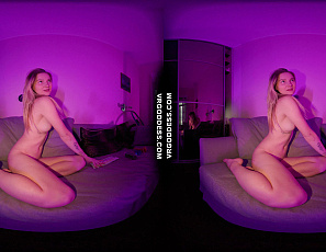 111925_hot_blonde_model_luana_gaping_open_her_pussy_with_colorful_glowsticks_creative_porn