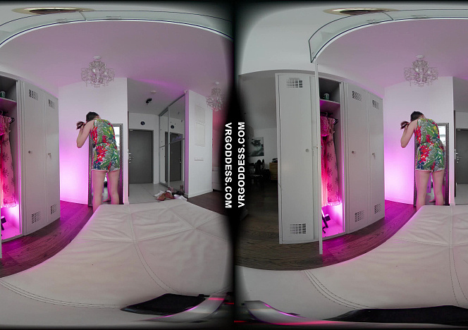 120325_muna_masturbating_with_a_glass_dildo_in_the_locker_room